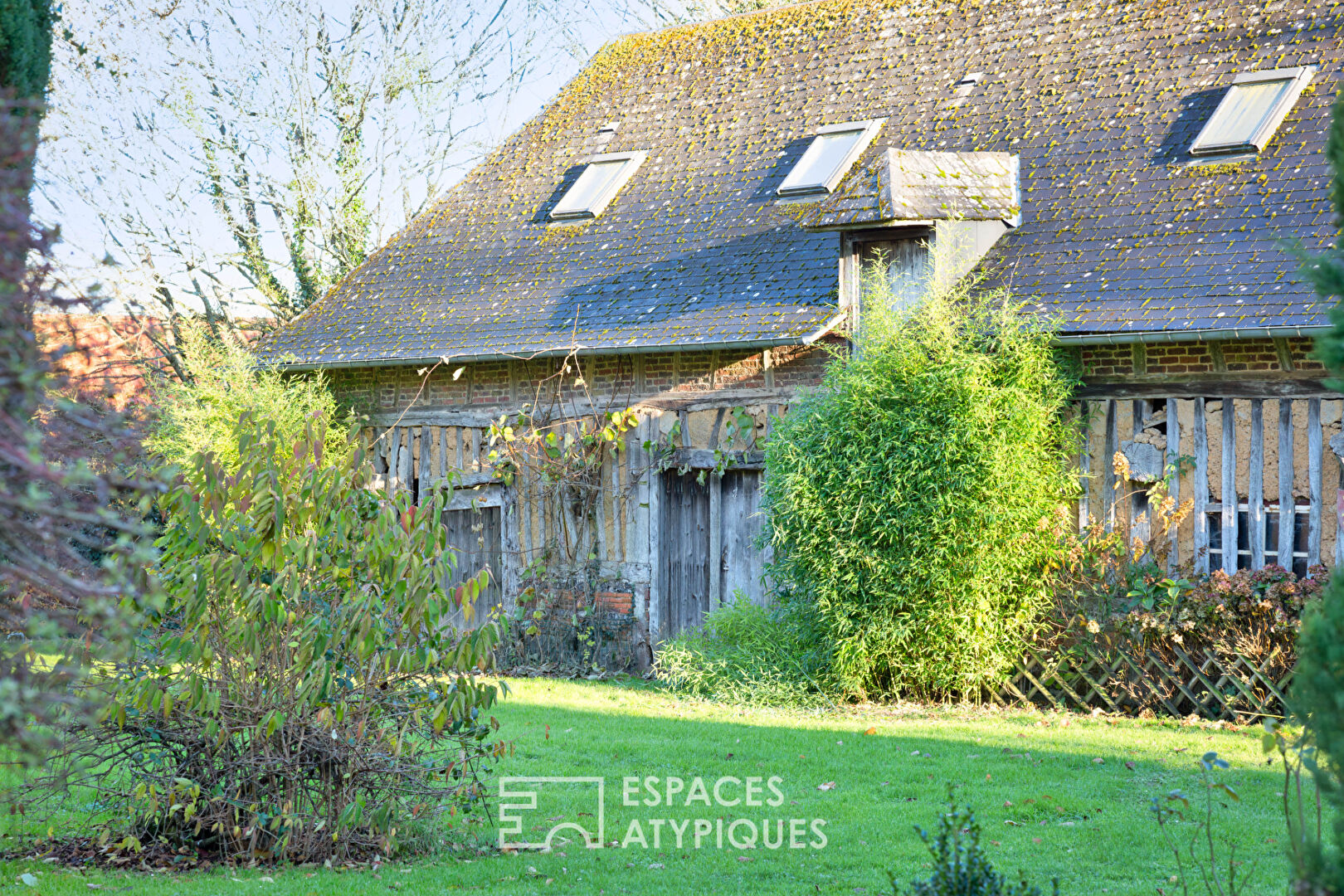 Maison de 1967 rénovée avec deux dépendances dans un parc paysagé