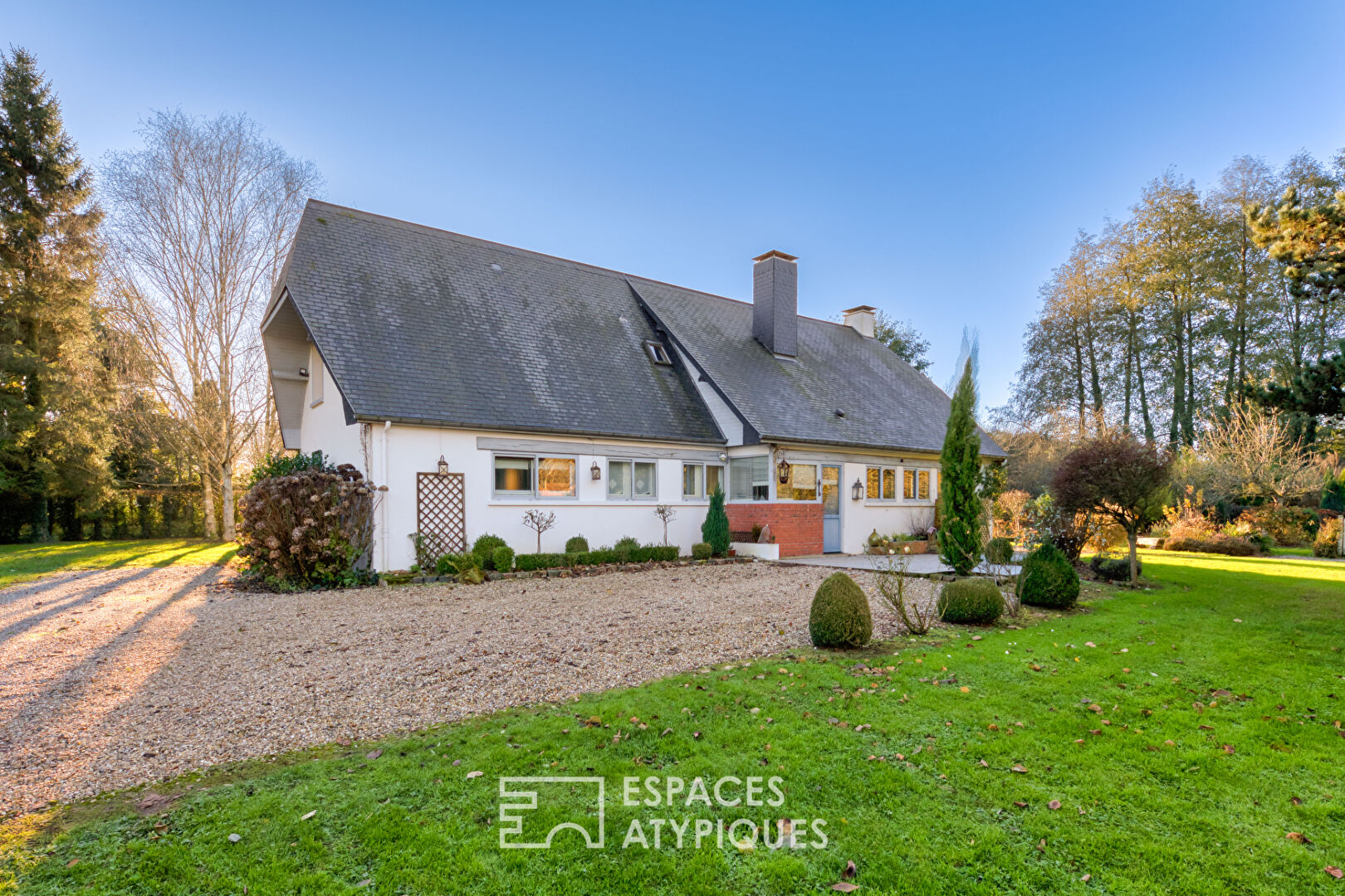 Maison de 1967 rénovée avec deux dépendances dans un parc paysagé