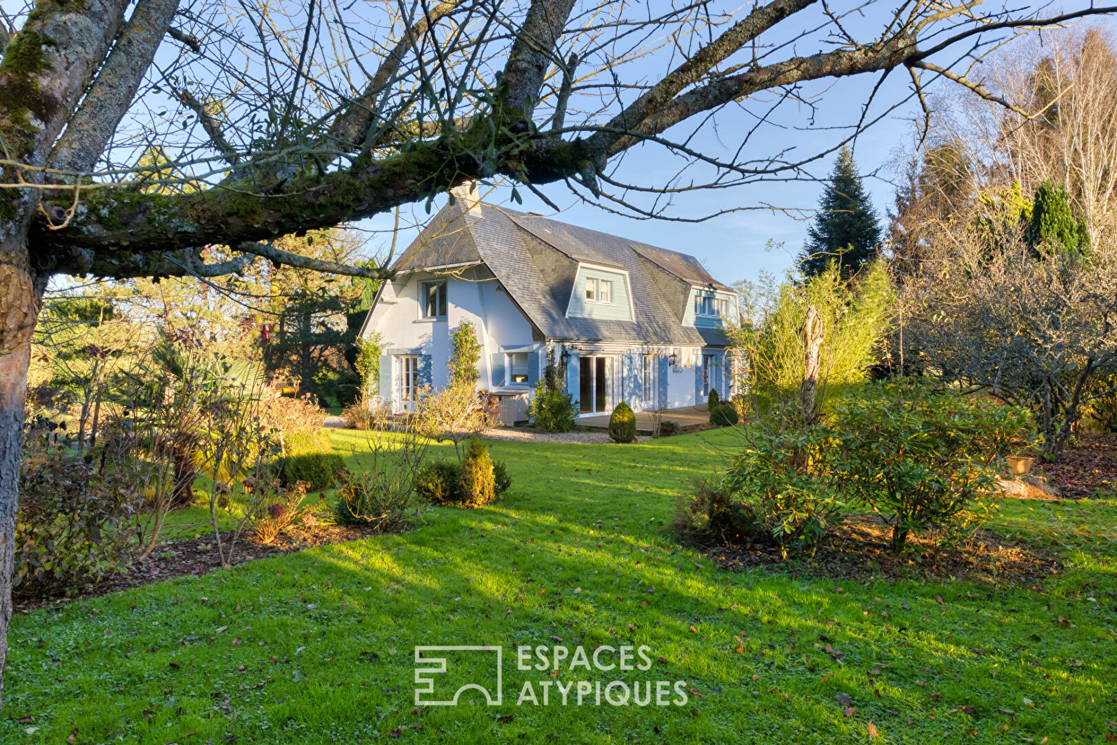 Maison de 1967 rénovée avec deux dépendances dans un parc paysagé