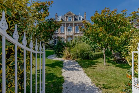 Villa de Maître du 19 ème siècle en bord de Seine