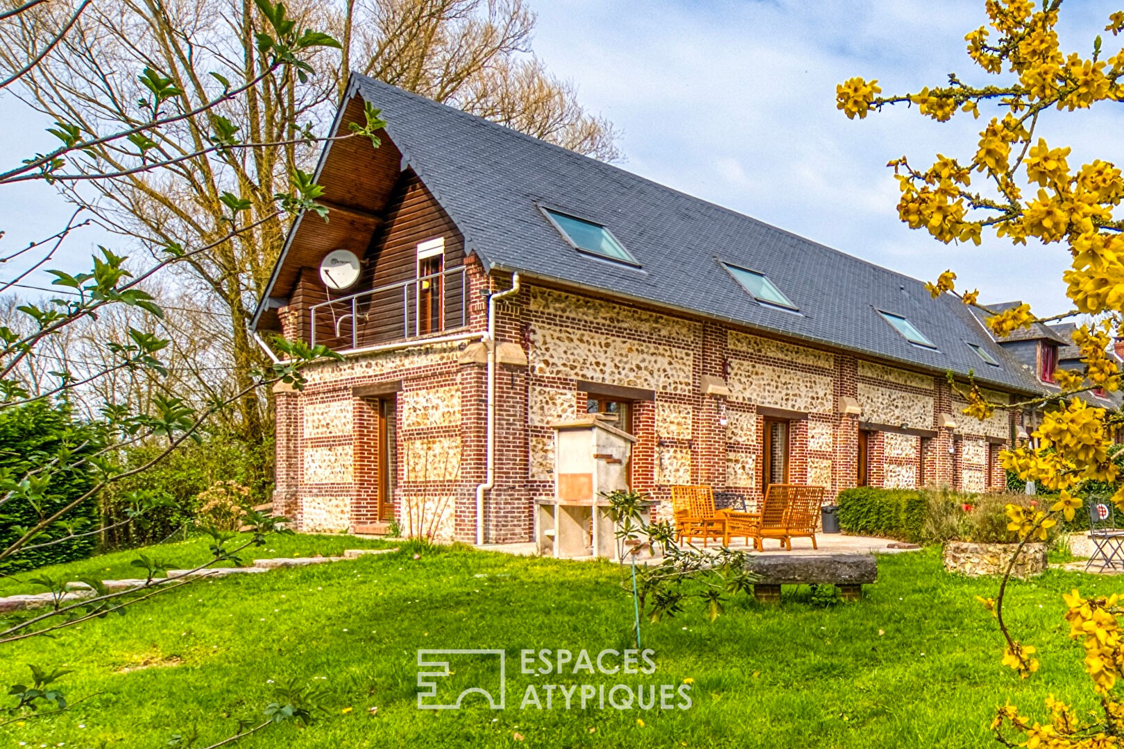 Old barn restructured and modernized near the Alabaster Coast