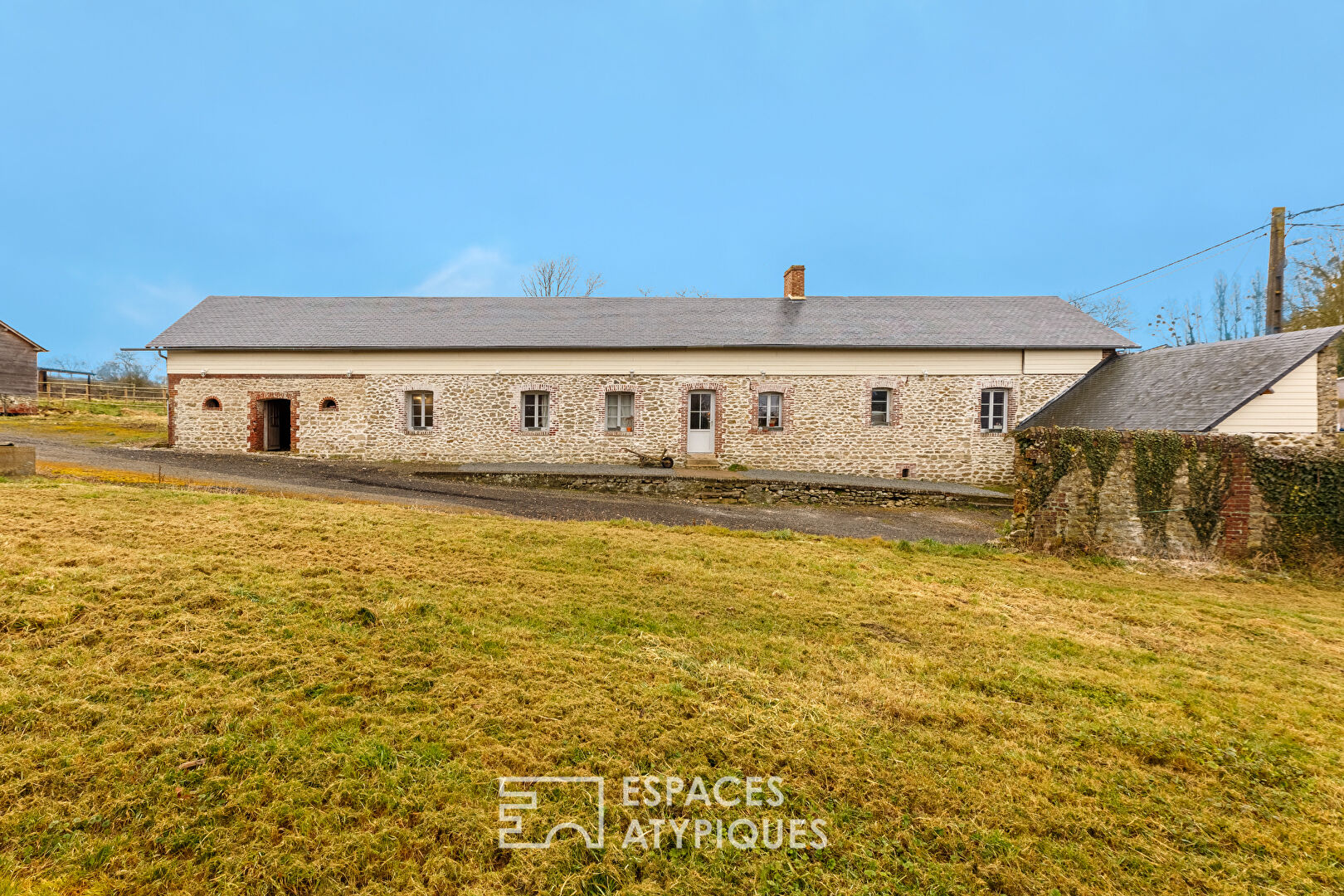 Ancien corps de ferme rénové et ses dépendances