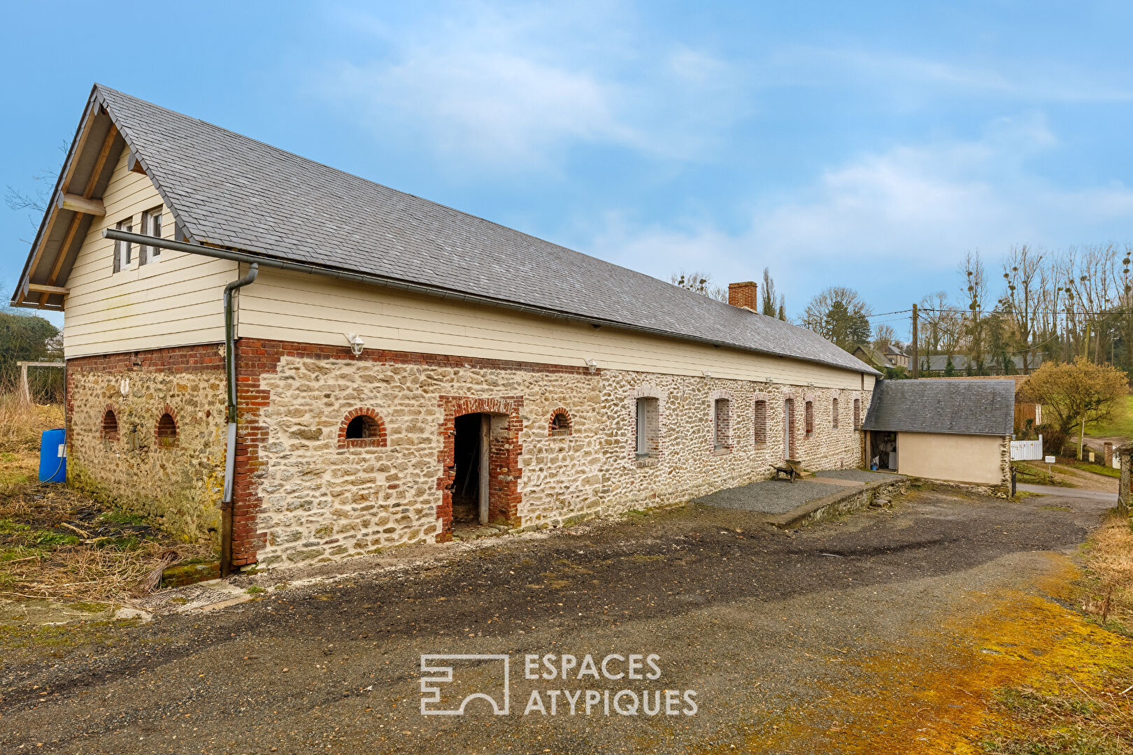 Ancien corps de ferme rénové et ses dépendances