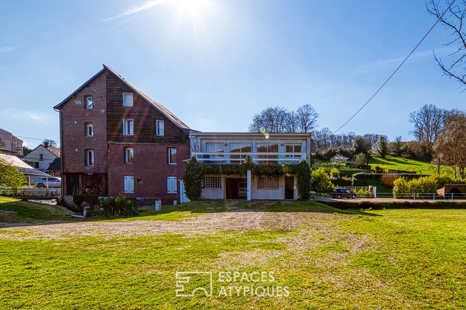 Former water mill turned real estate complex with garden and outbuilding