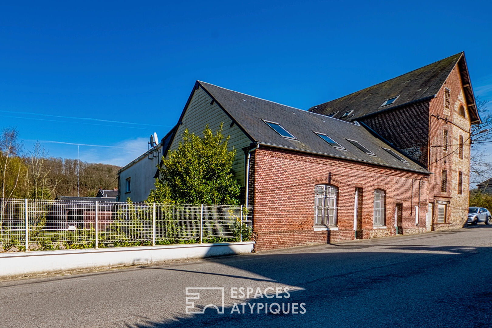 Former water mill turned real estate complex with garden and outbuilding