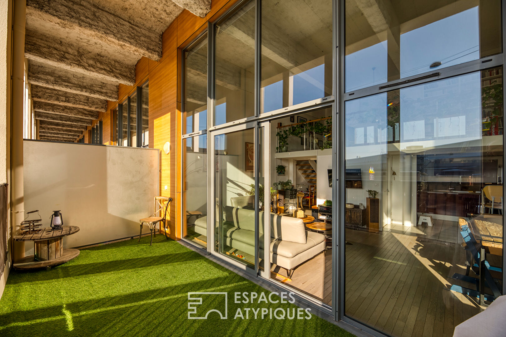 Appartement esprit loft industriel avec balcon et garage