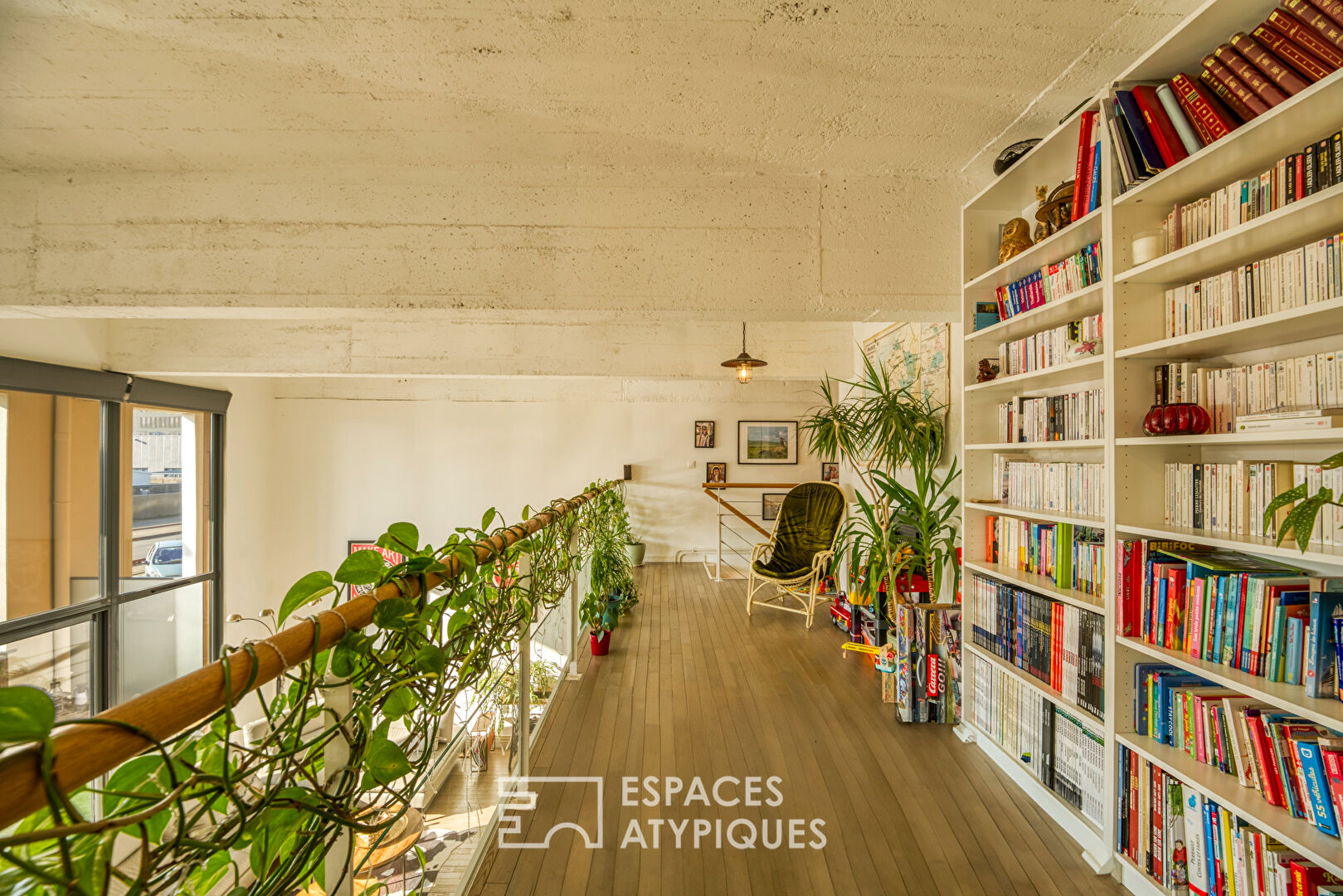 Appartement esprit loft industriel avec balcon et garage