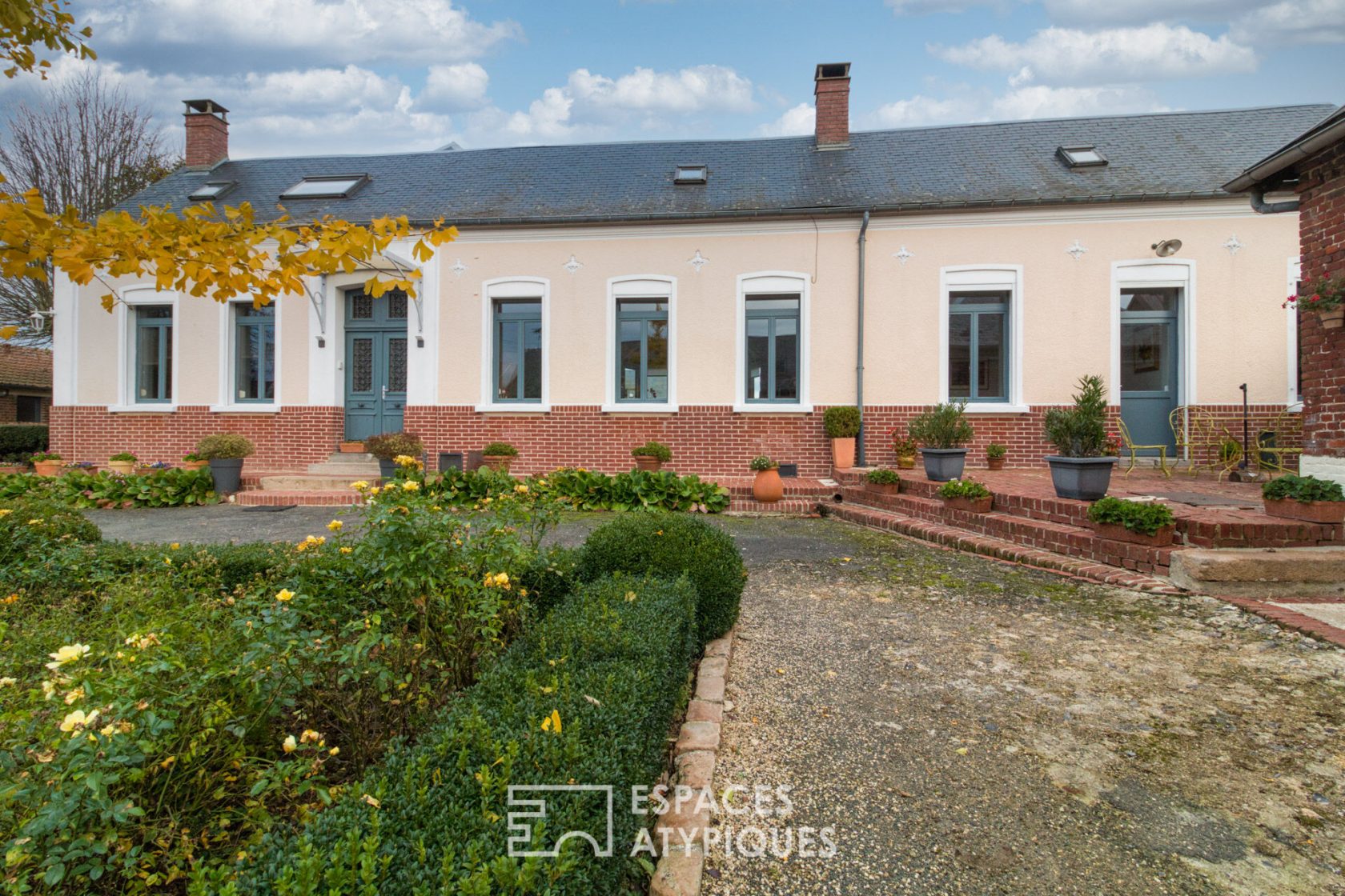 L’Harmonie – family property in the heart of a one hectare park and its equestrian facilities
