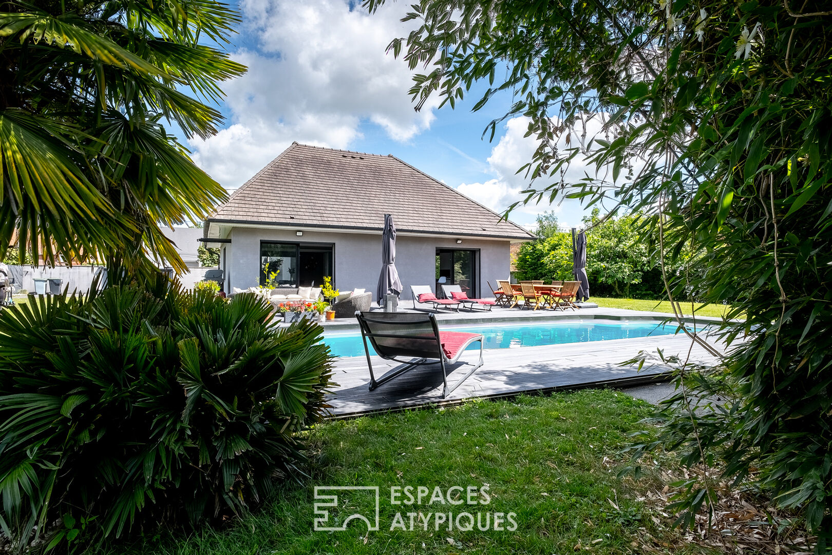 A holiday feeling: beautiful family home with swimming pool at the gates of Amiens