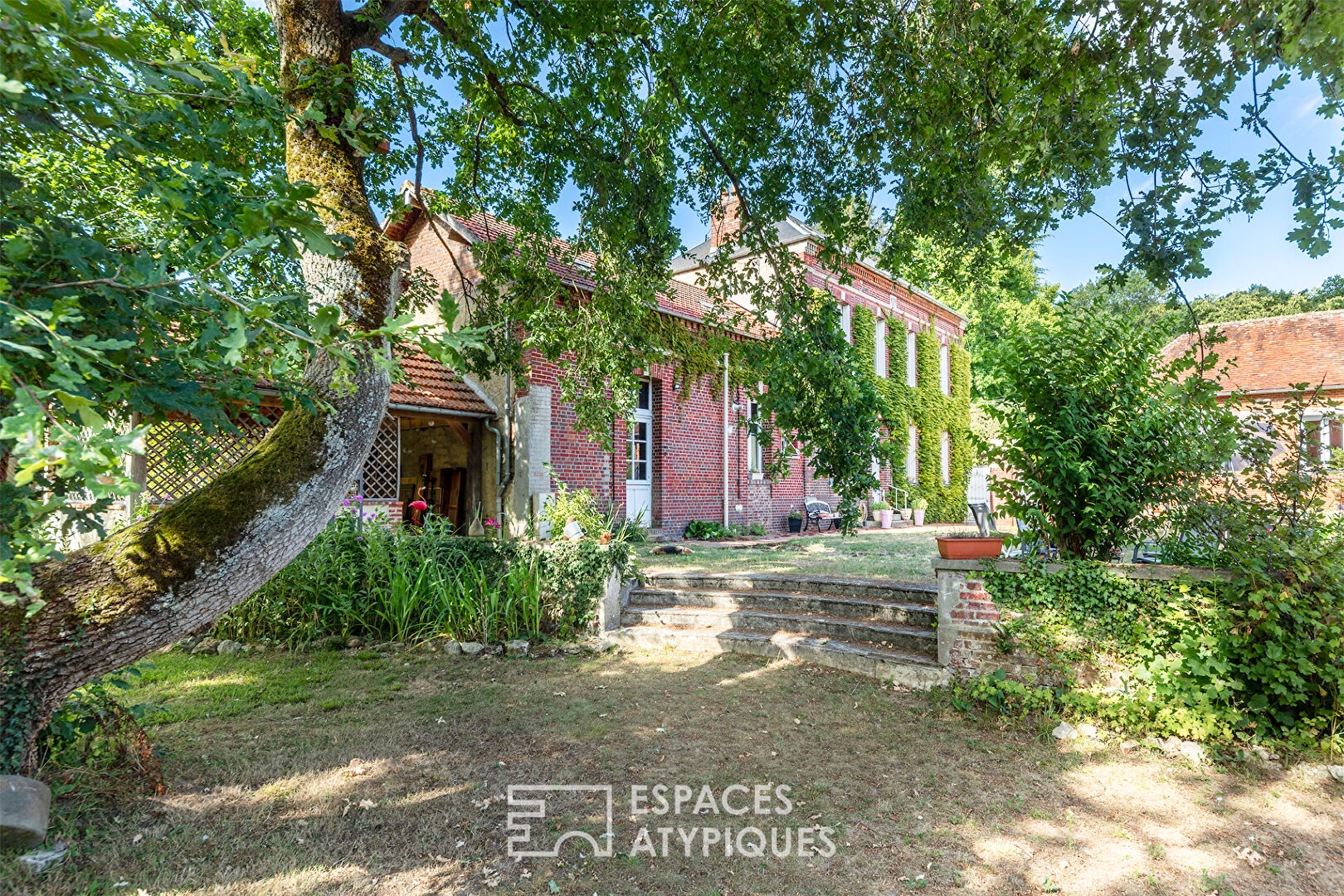 L’Ambitieuse – Large bourgeois house with independent studio
