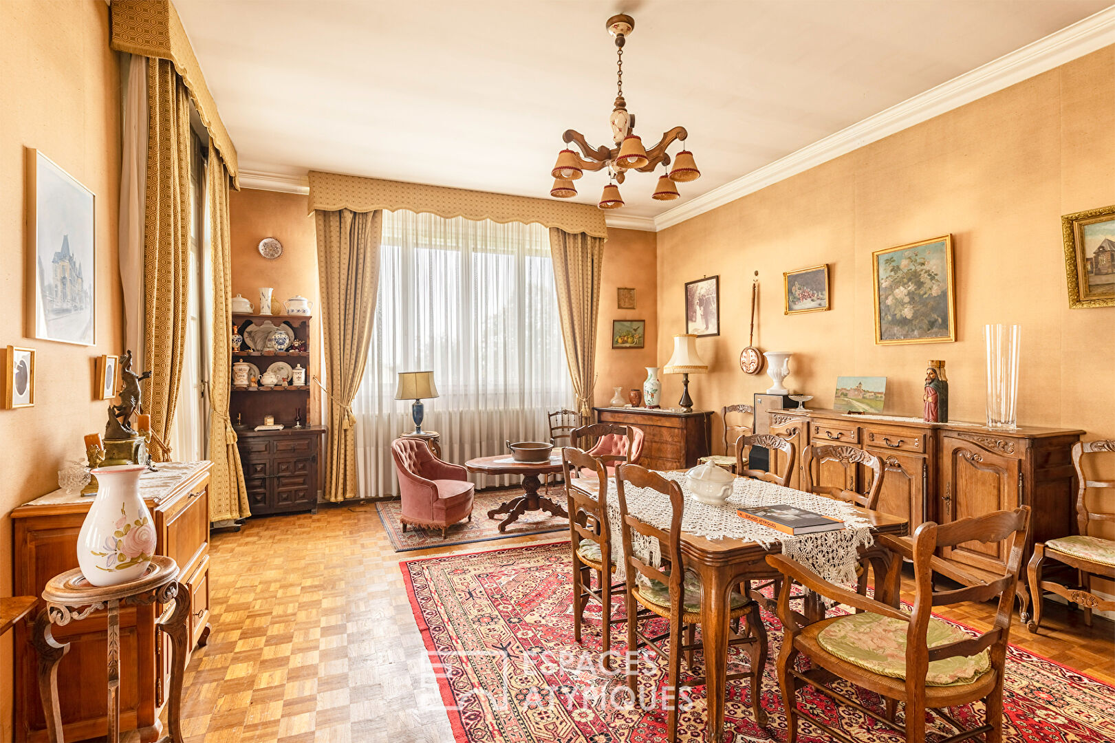 La grandiose – Family house of 251sqm living space and its independent professional space.