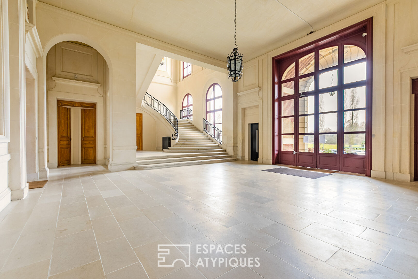 Bercé par l’Histoire – Magnifique appartement contemporain aménagé au coeur du Château de Villette et son parc