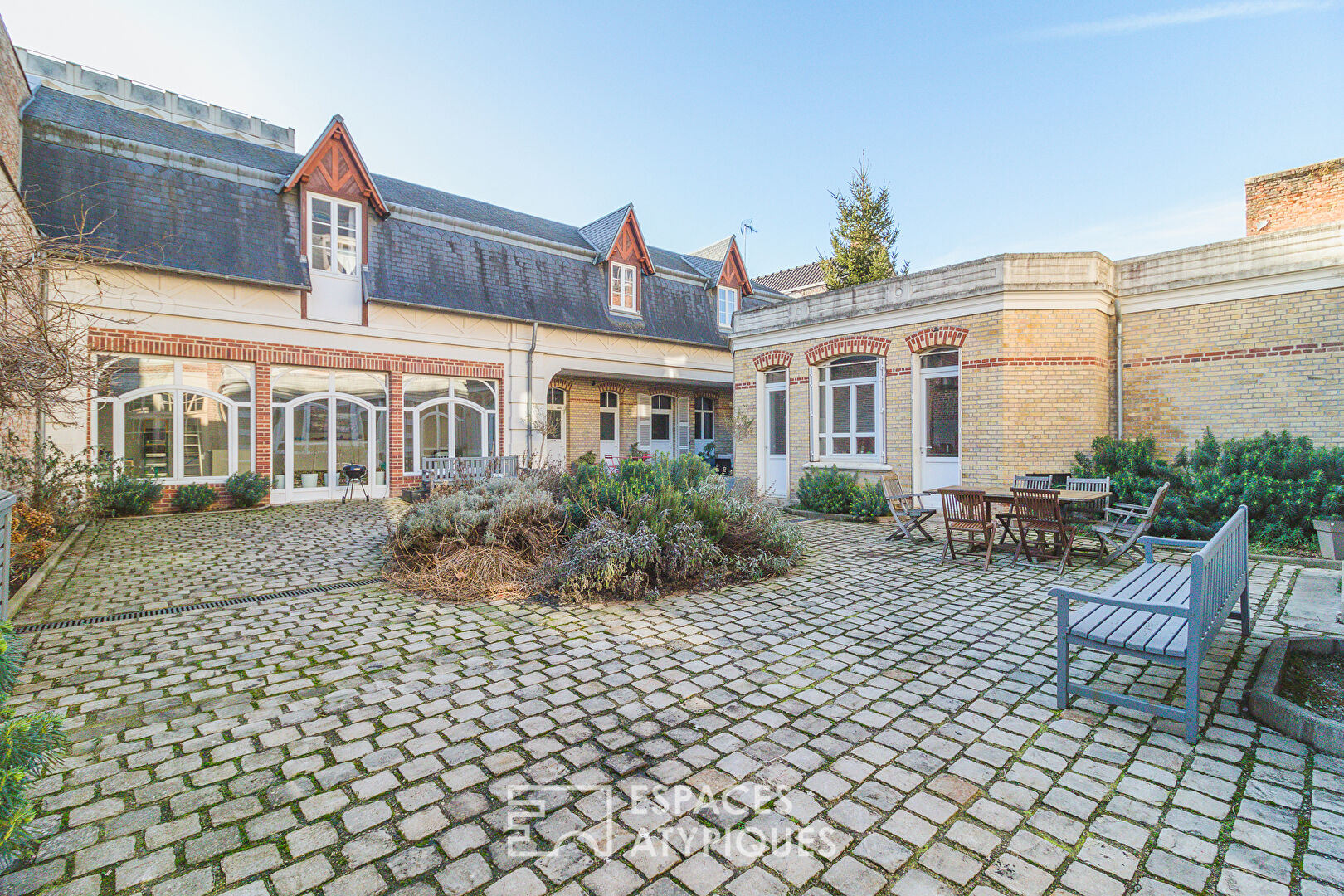 Beautiful bourgeois residence and its guest rooms near the town center of Amiens south