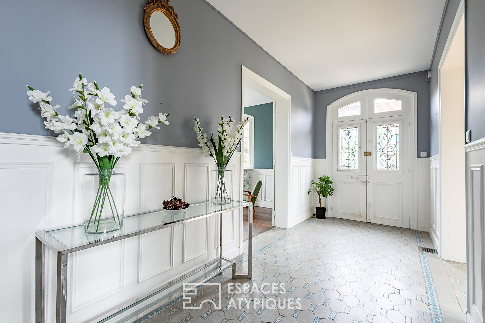 Completely renovated bourgeois residence and its outbuilding