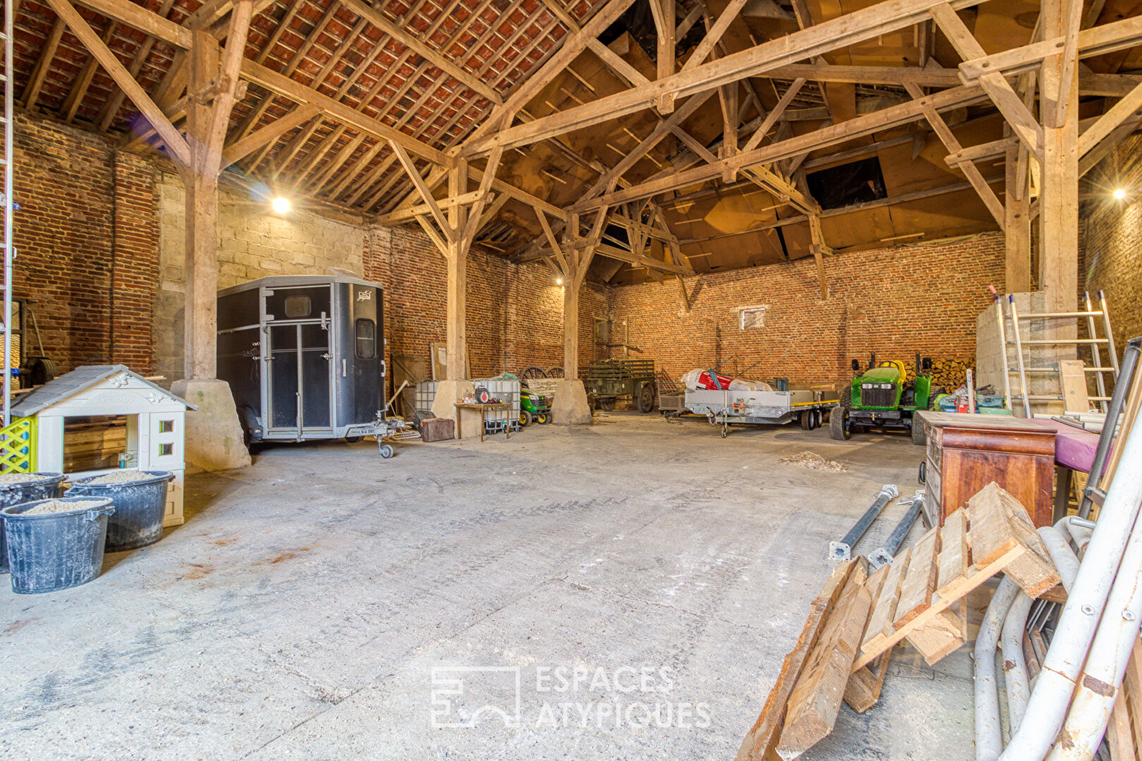 Completely renovated square farm and its numerous outbuildings, pasture and box