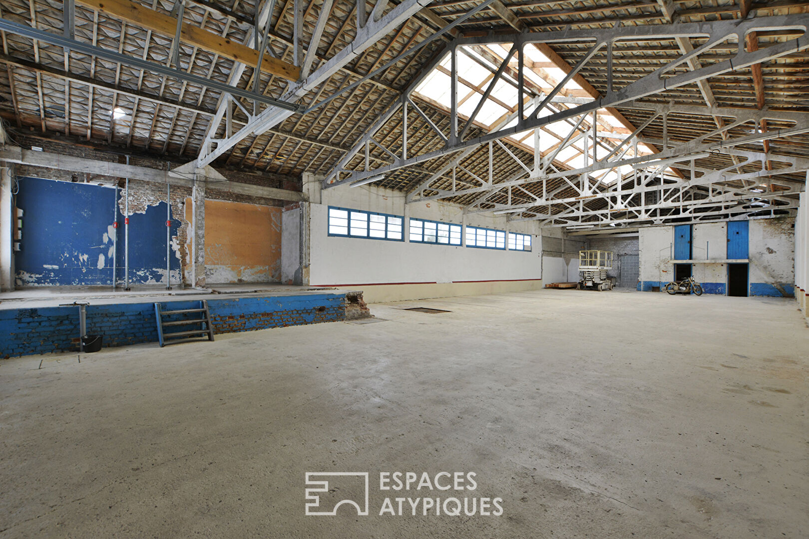 Hangar with possibility of exceptional Loft in the heart of Abbeville
