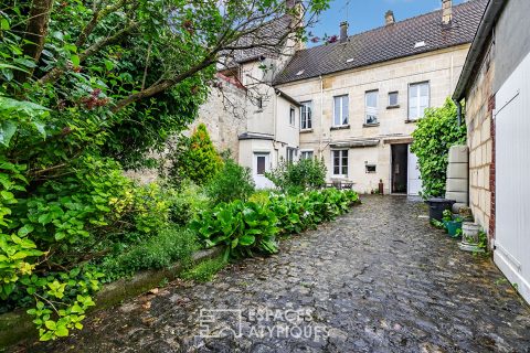 2 in 1 – Two townhouses with large garden and annexes in the historic center