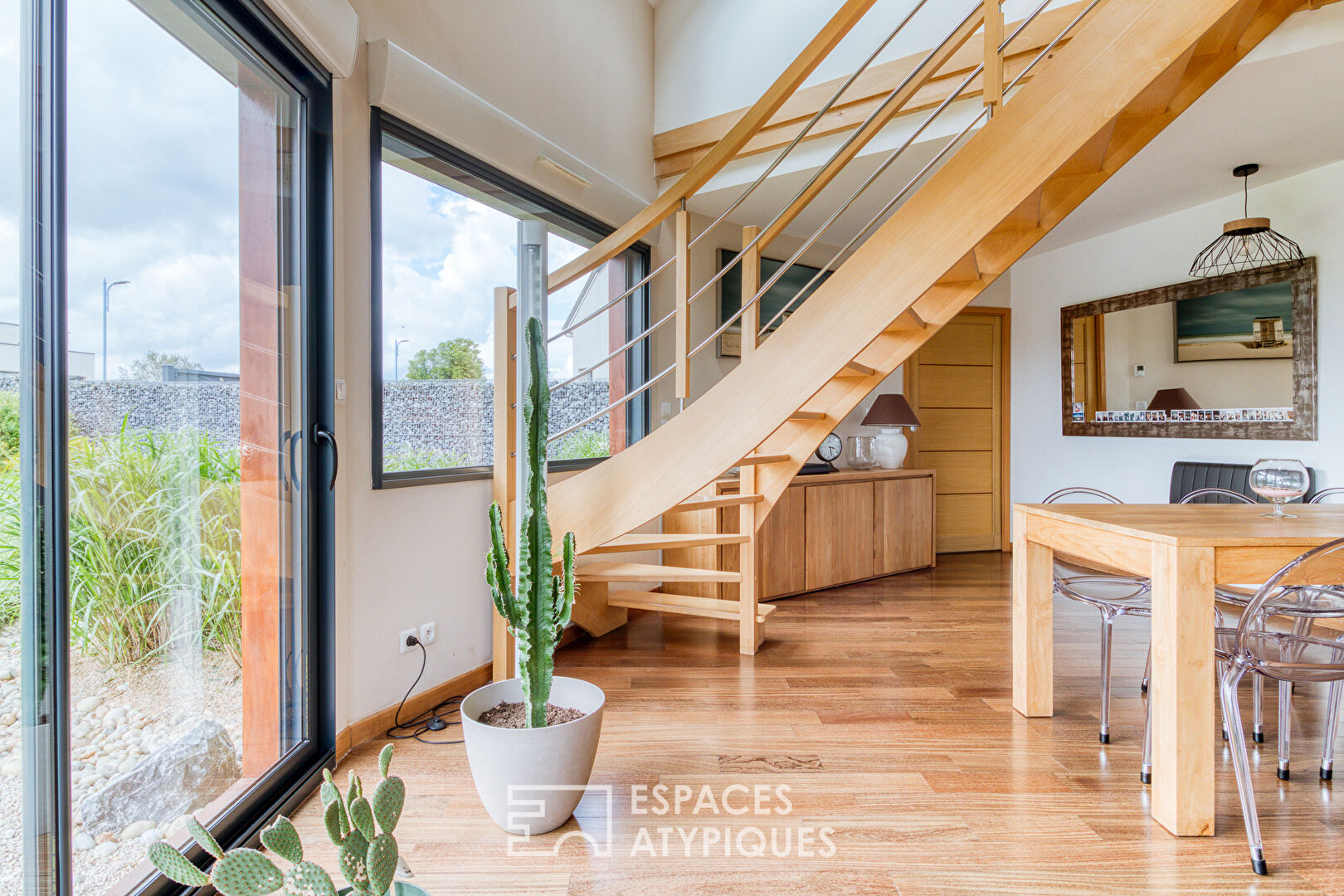 Magnificent Polygonal House in cedar wood and its garden 3 minutes from Sains in Amiens