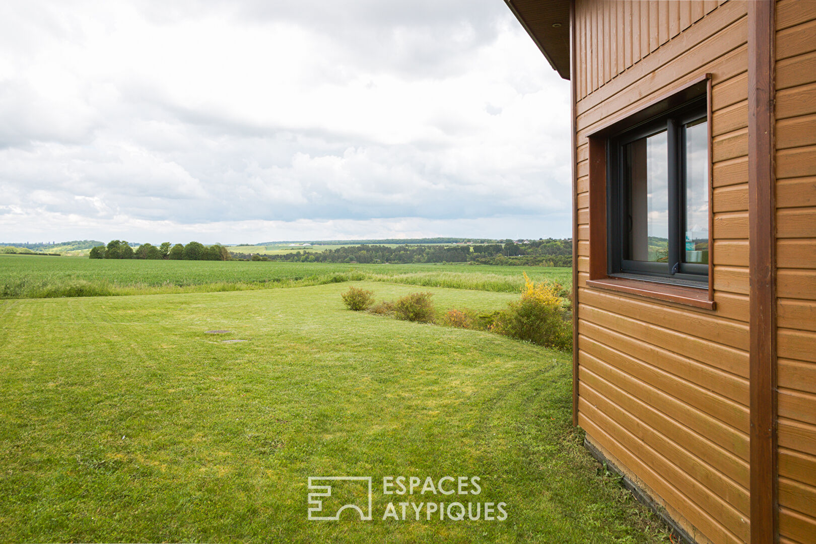 Magnificent Polygonal House in cedar wood and its garden 3 minutes from Sains in Amiens