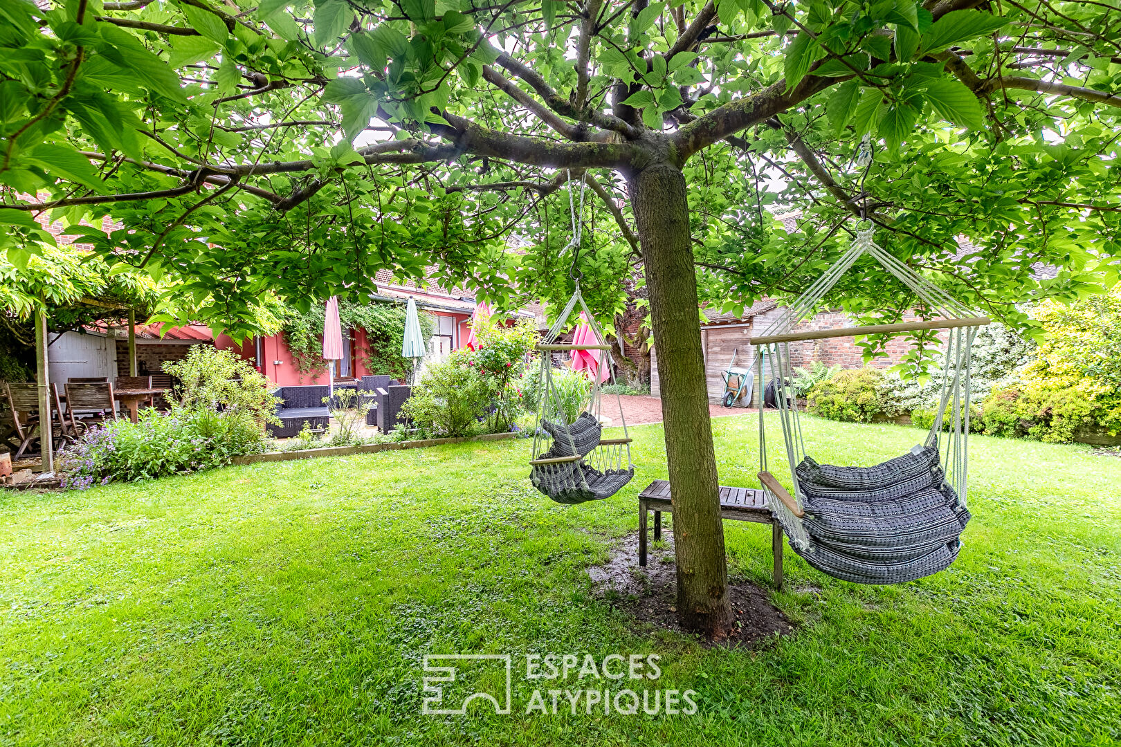 Renovated family house with converted annex and pretty garden in the town center.