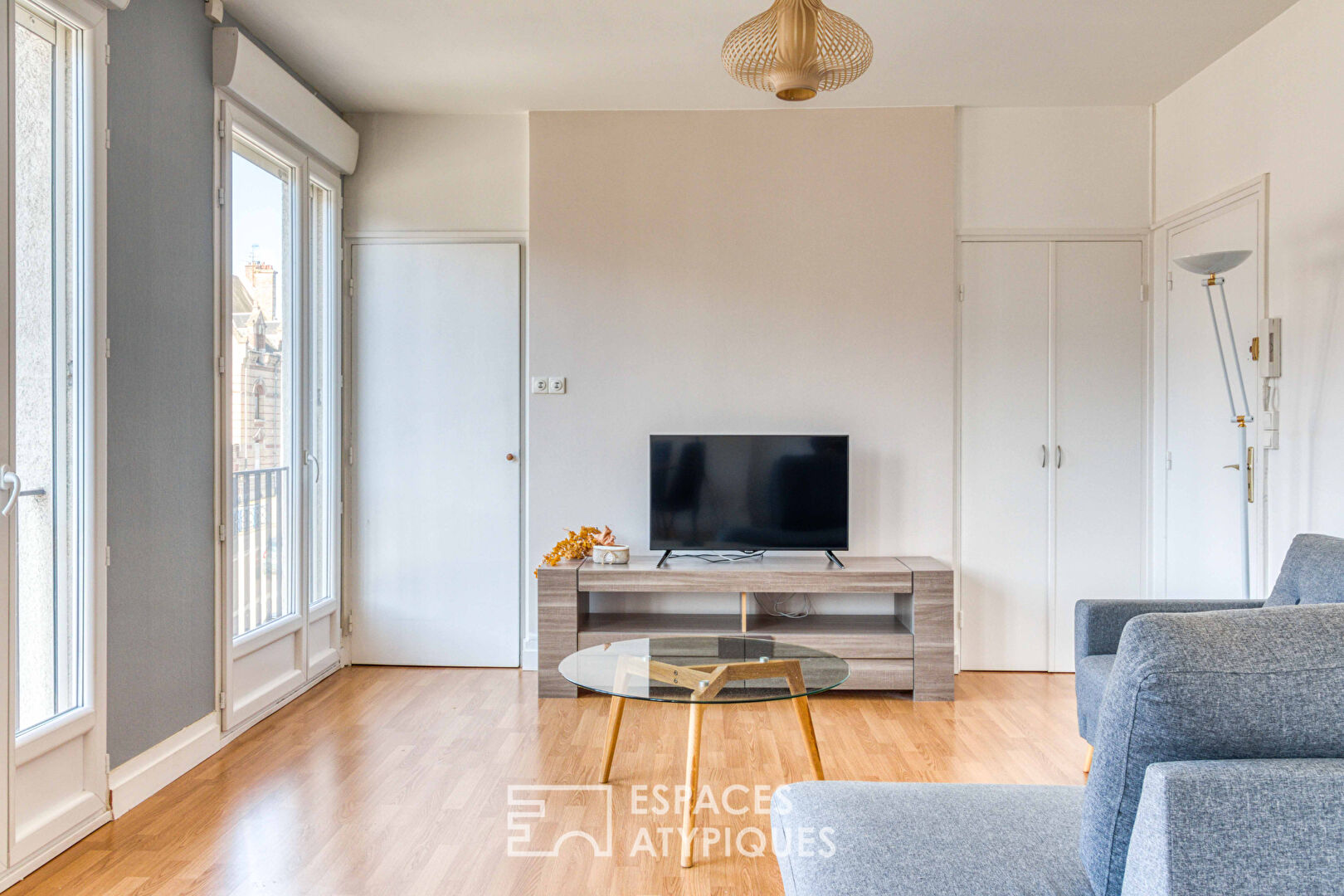 Beautiful renovated, bright apartment with a large living room close to the city center