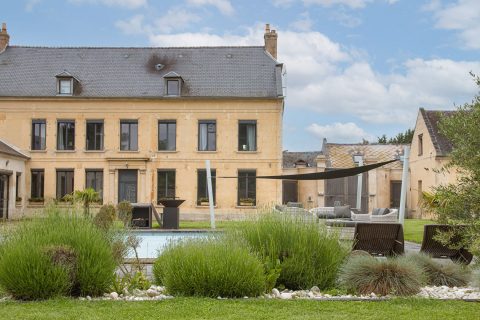 Maison de famille rénovée en pierres et ardoises avec annexe aménagée, parc et piscine