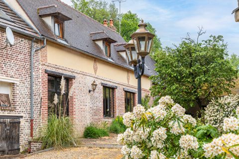 Charming farmhouse and its garden near Saint-Sulpice