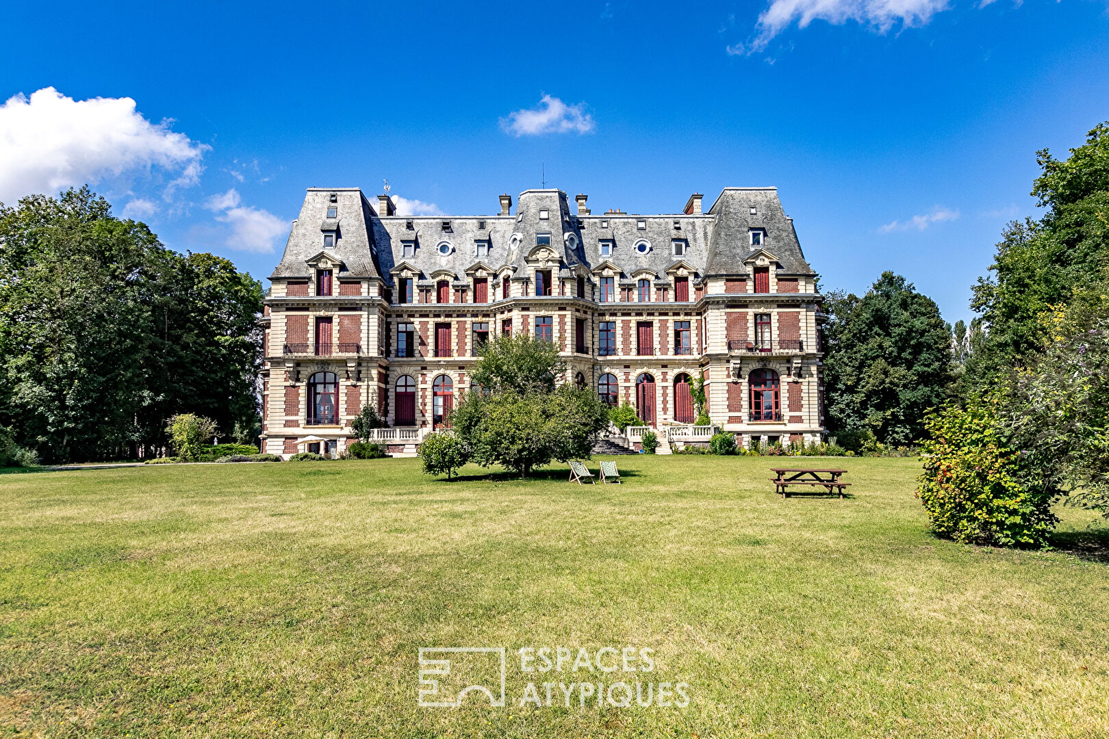 Out of the ordinary – Magnificent contemporary apartment located in the heart of the Château de Villette and its park