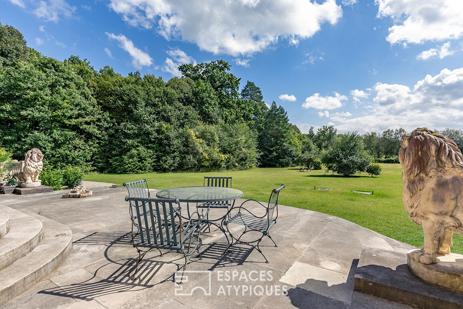 Hors norme – Magnifique appartement contemporain aménagé au coeur du Château de Villette et son parc