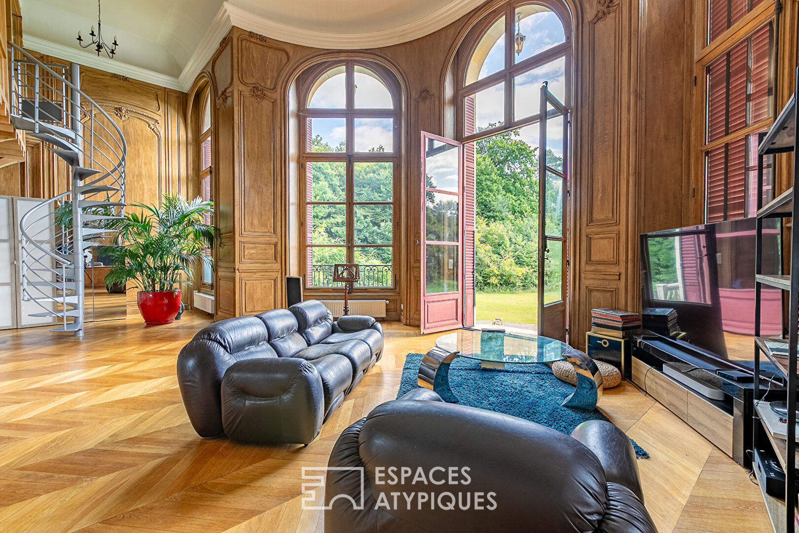 Out of the ordinary – Magnificent contemporary apartment located in the heart of the Château de Villette and its park