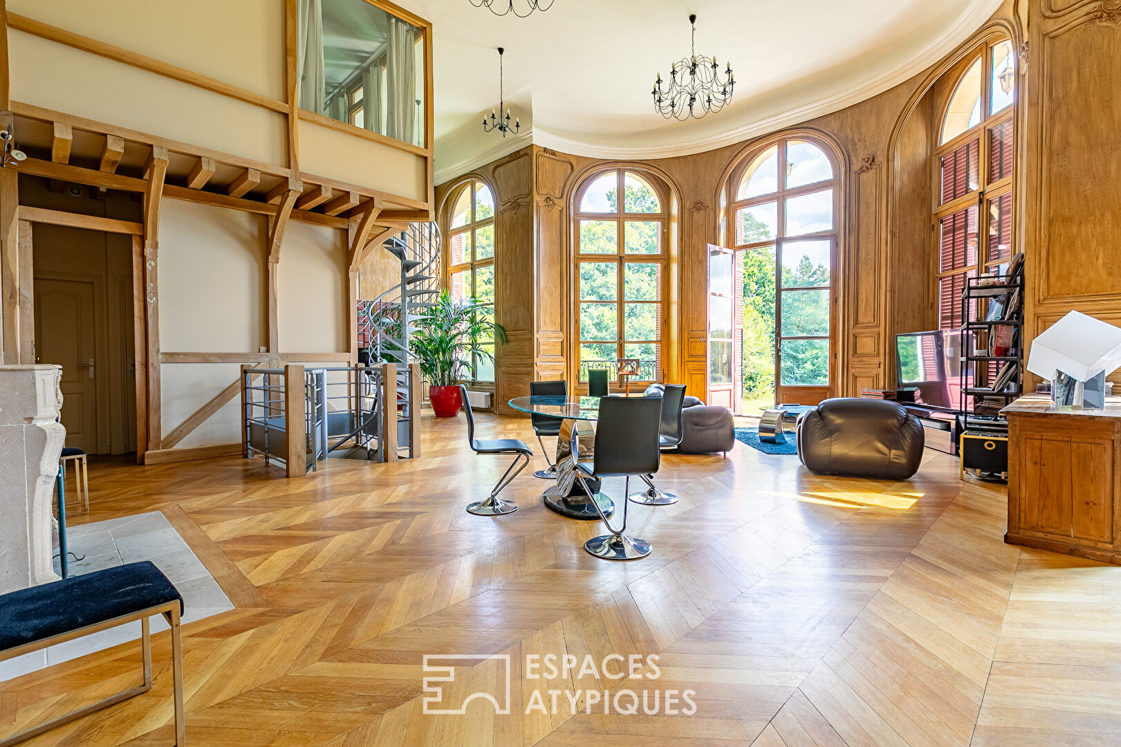 Out of the ordinary – Magnificent contemporary apartment located in the heart of the Château de Villette and its park