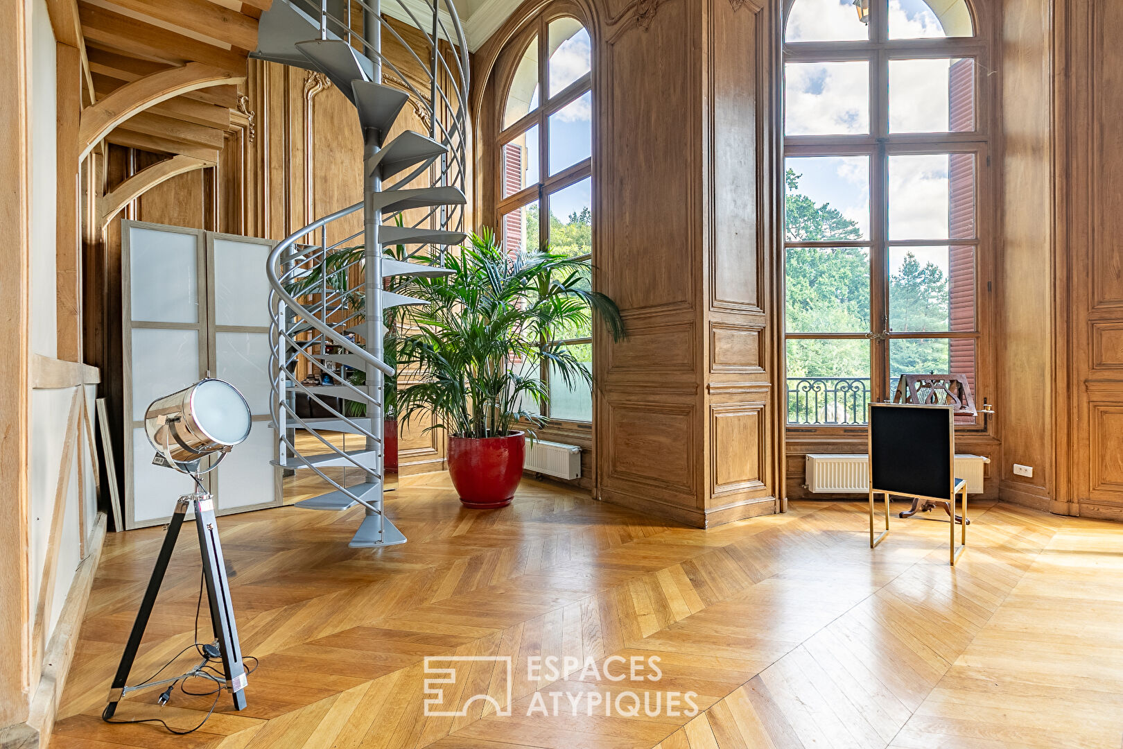 Out of the ordinary – Magnificent contemporary apartment located in the heart of the Château de Villette and its park