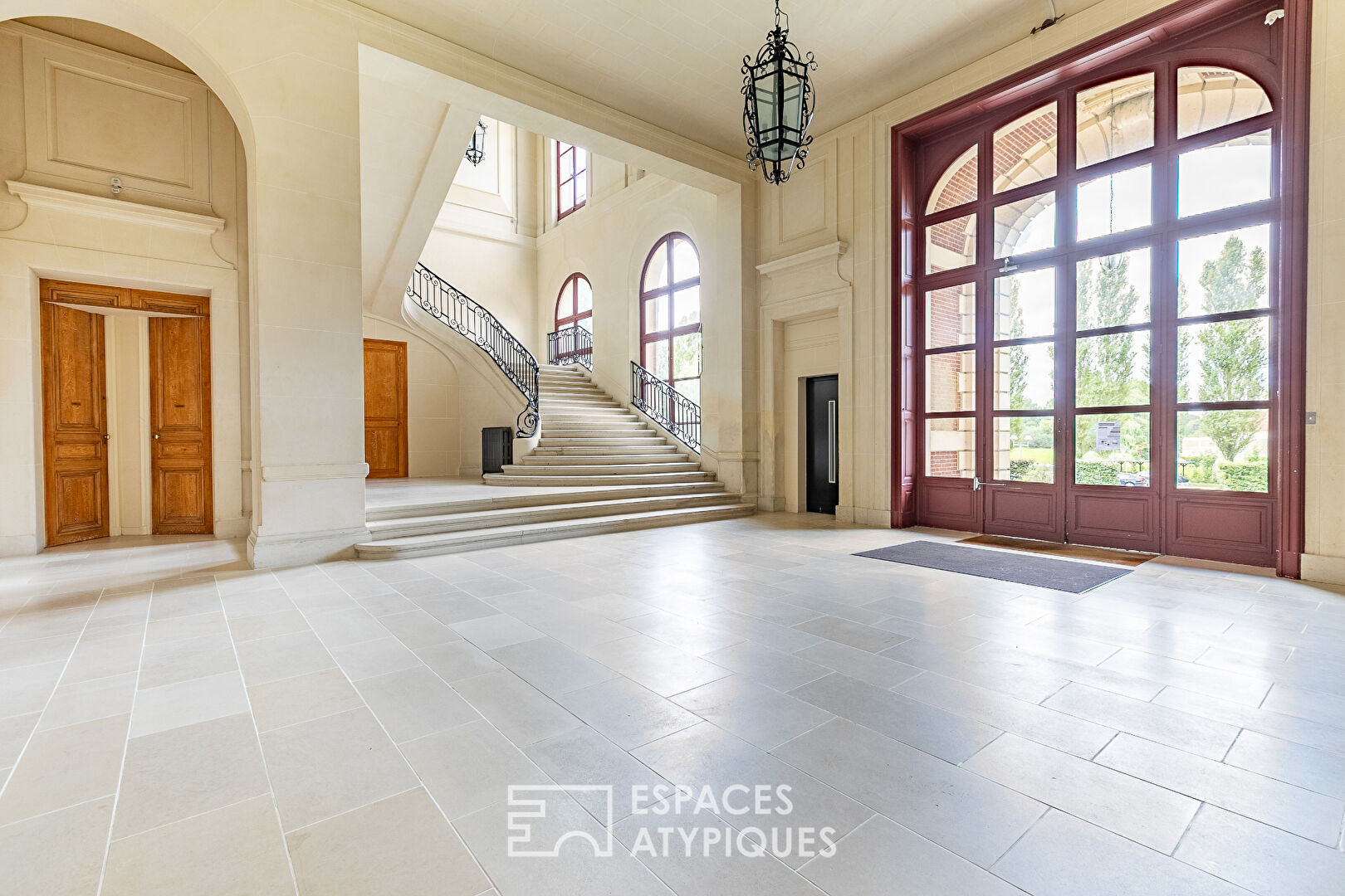 Out of the ordinary – Magnificent contemporary apartment located in the heart of the Château de Villette and its park