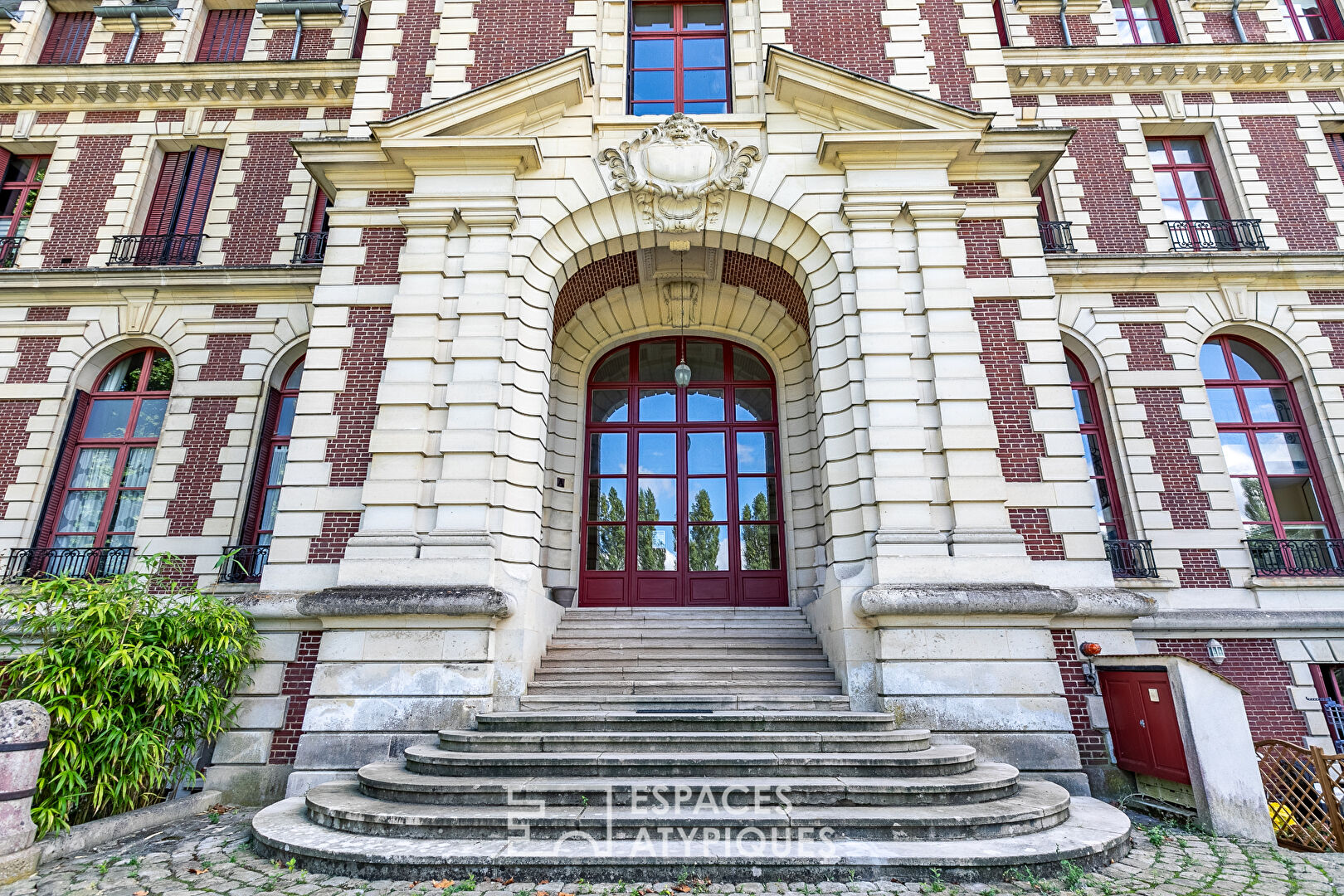 Hors norme – Magnifique appartement contemporain aménagé au coeur du Château de Villette et son parc