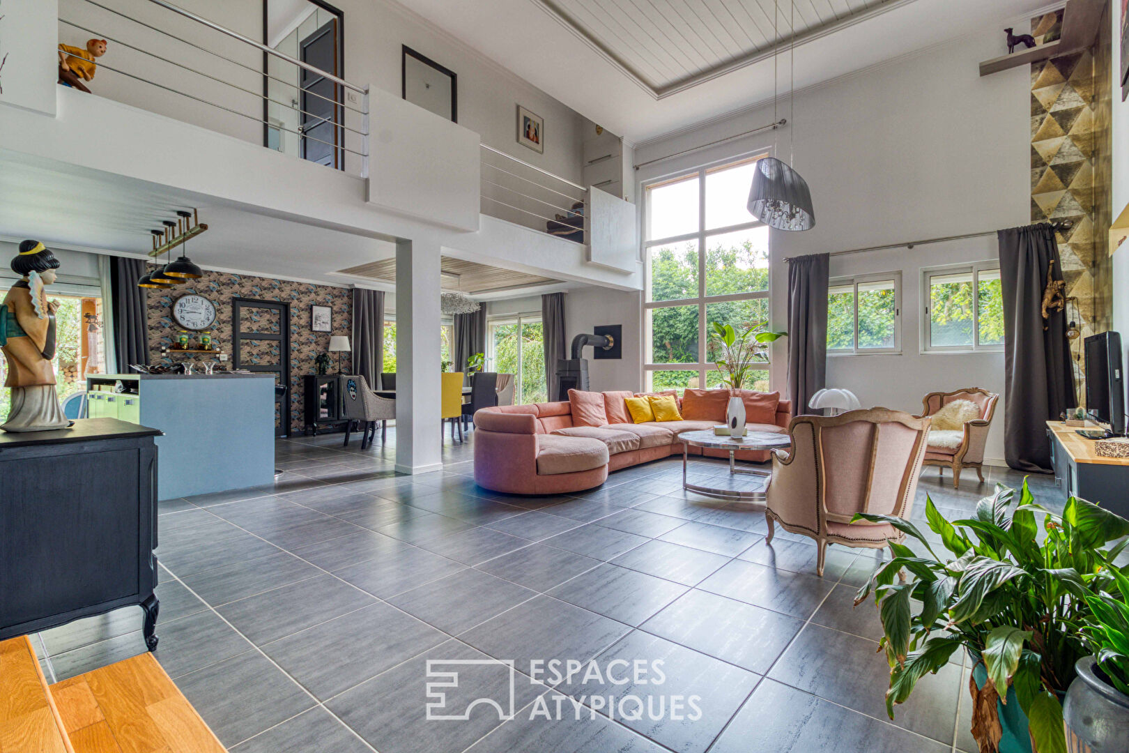 Cubic house and its impressive volumes along the Oise valley