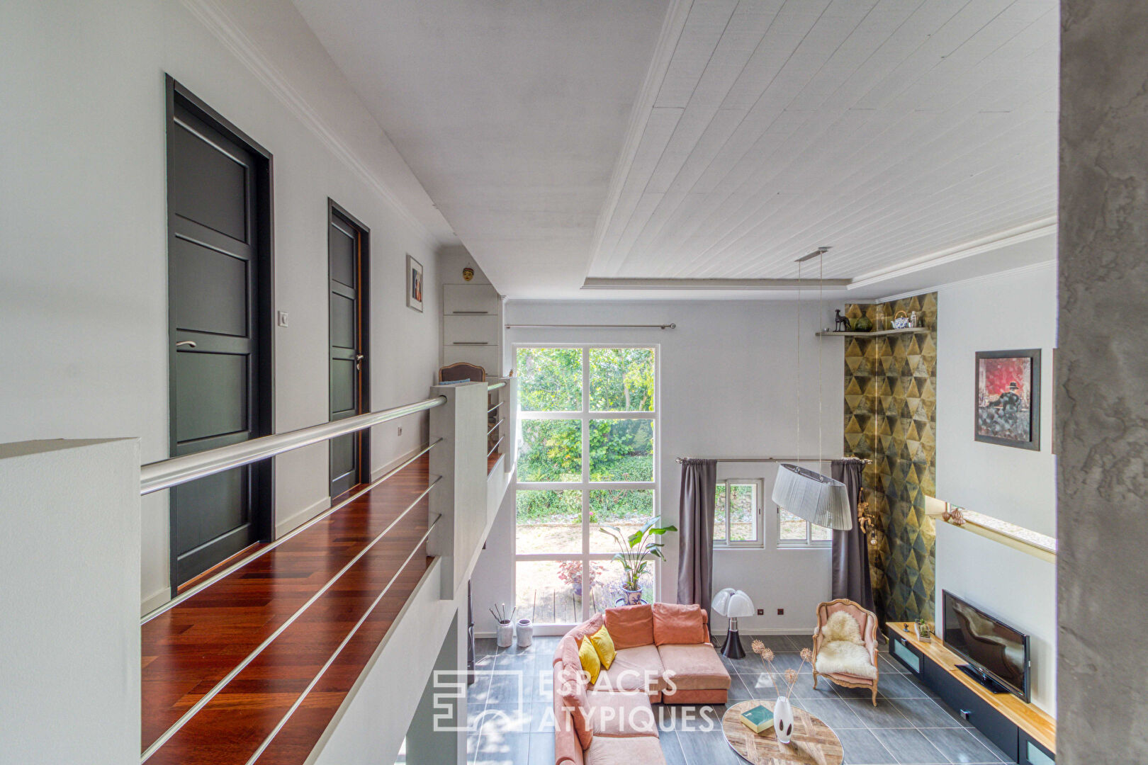 Cubic house and its impressive volumes along the Oise valley