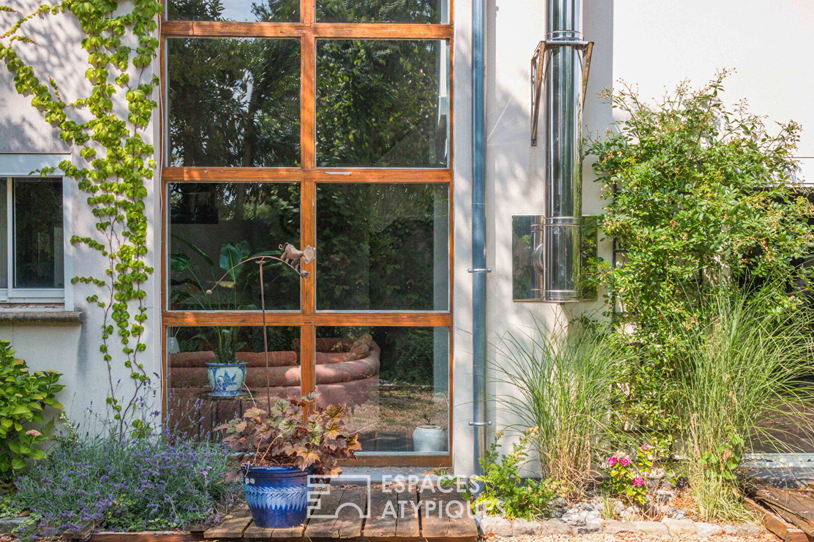 Cubic house and its impressive volumes along the Oise valley