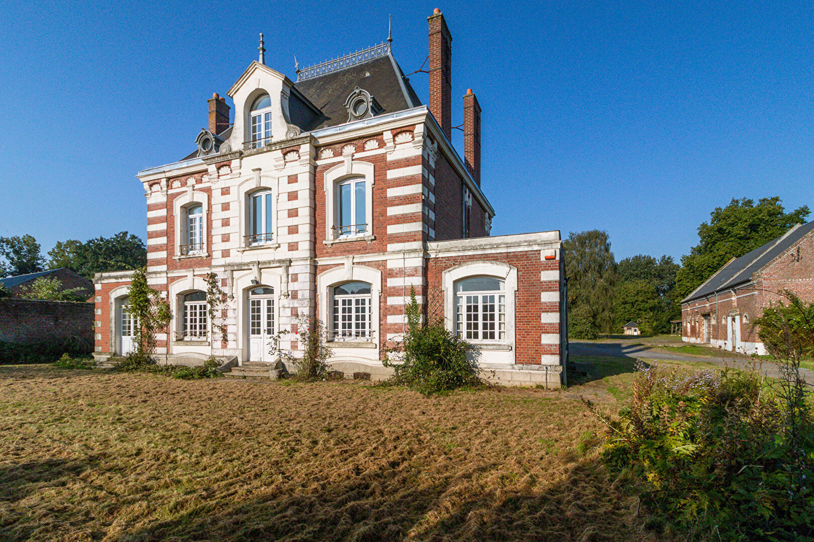 Mansion with barns on 1.9 hectares