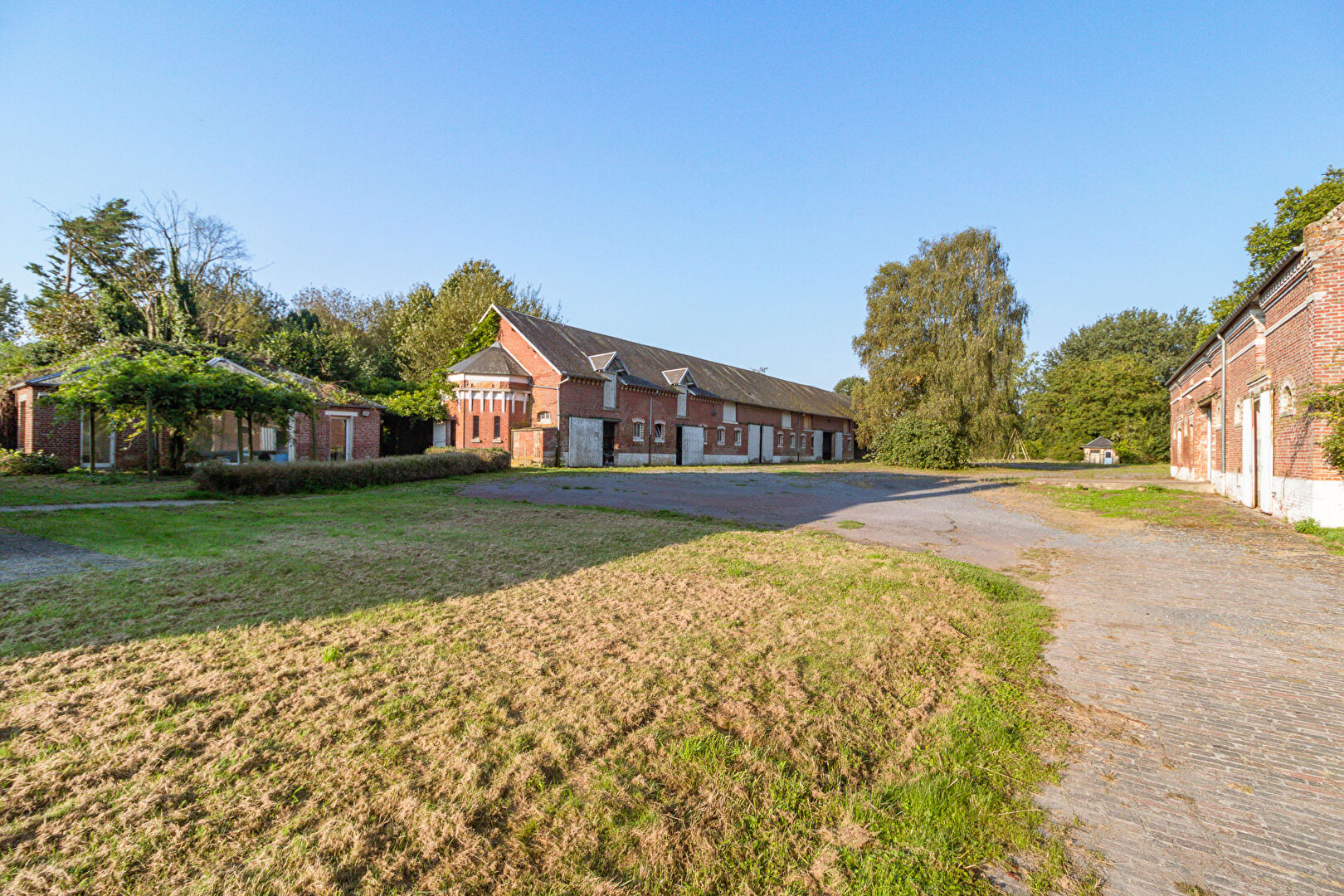 Mansion with barns on 1.9 hectares