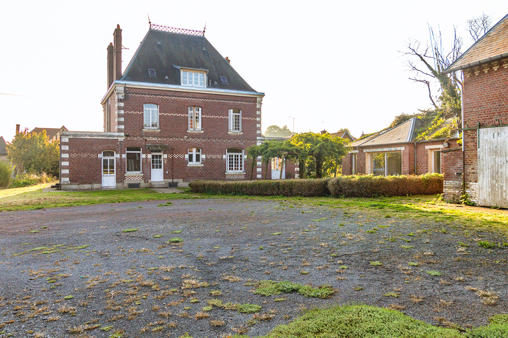 Mansion with barns on 1.9 hectares