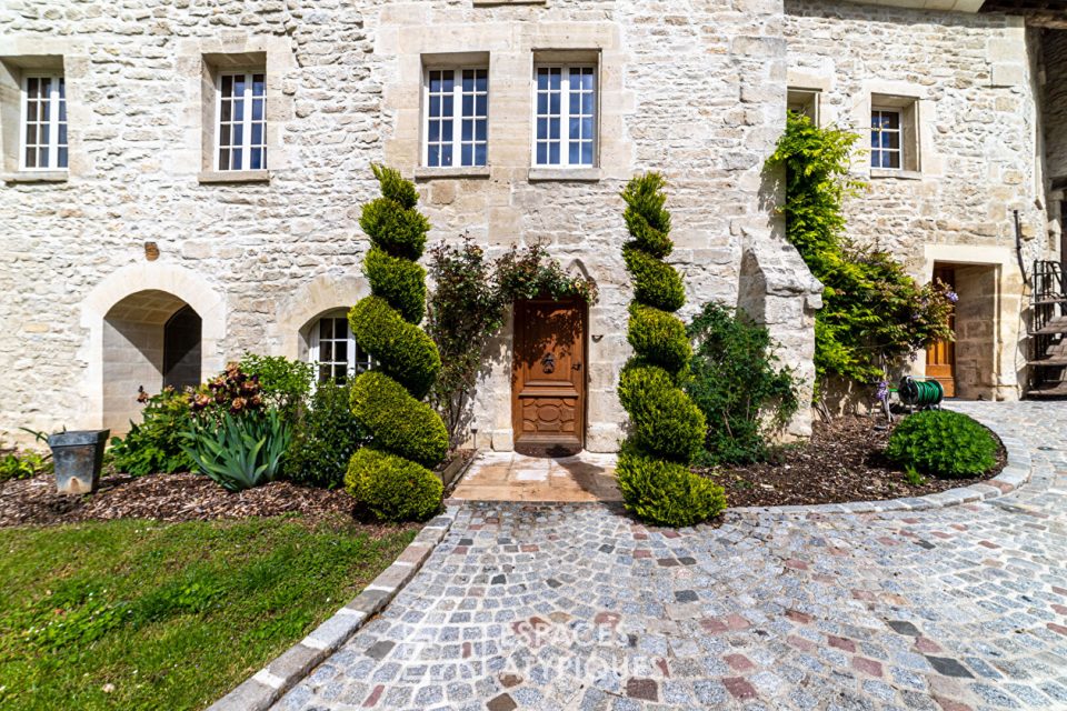 Abbaye du XIième siècle et sa dépendance rénovées aux environs de Chantilly et Senlis