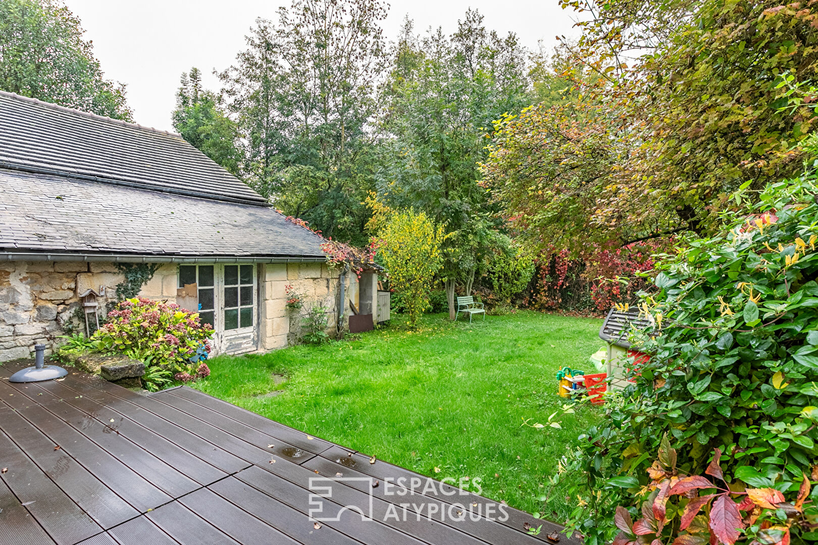 Maison de village en pierre rénovée avec son petit jardin