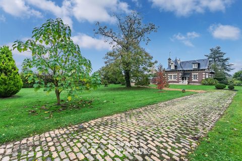 Demeure de style Anglo Normand avec piscine et parc arboré