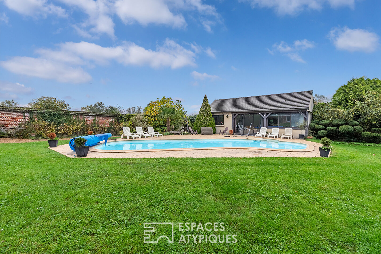 Demeure de style Anglo Normand avec piscine et parc arboré