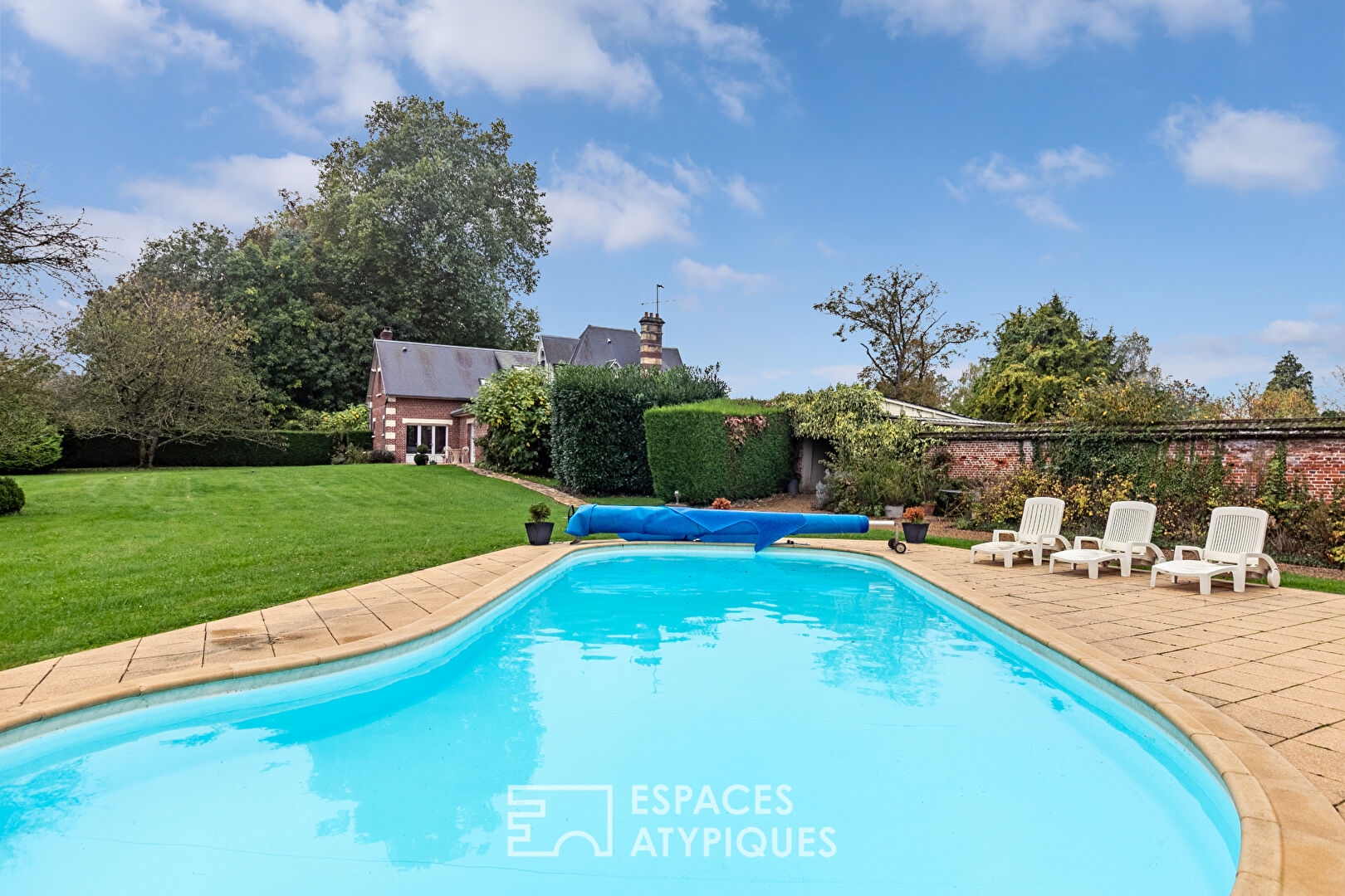 Demeure de style Anglo Normand avec piscine et parc arboré