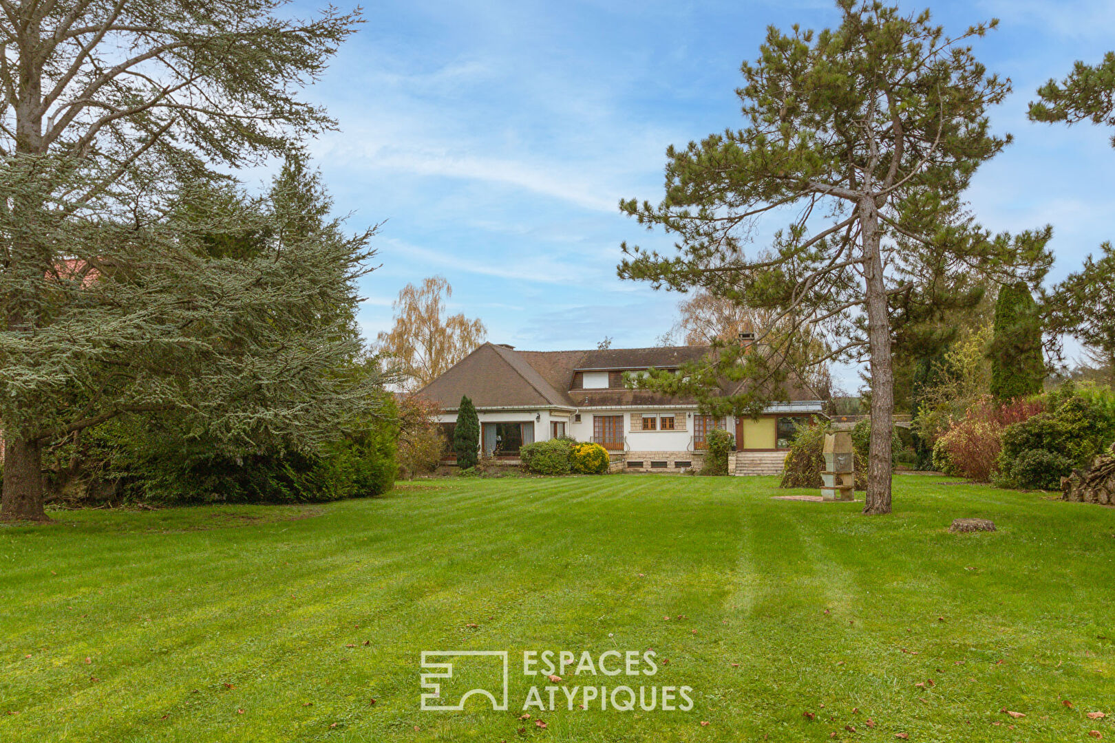 Beautiful residence of 434 m2, and its land of 4550 m2 in the village of Conty 25 min from Amiens