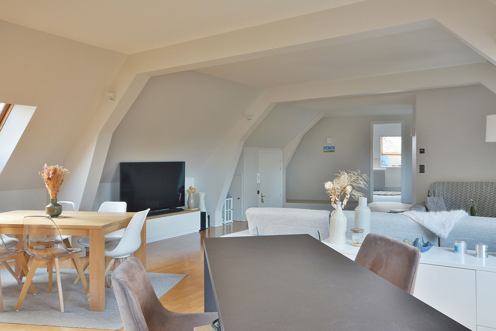 Bright 104 sqm apartment in the heart of Eu