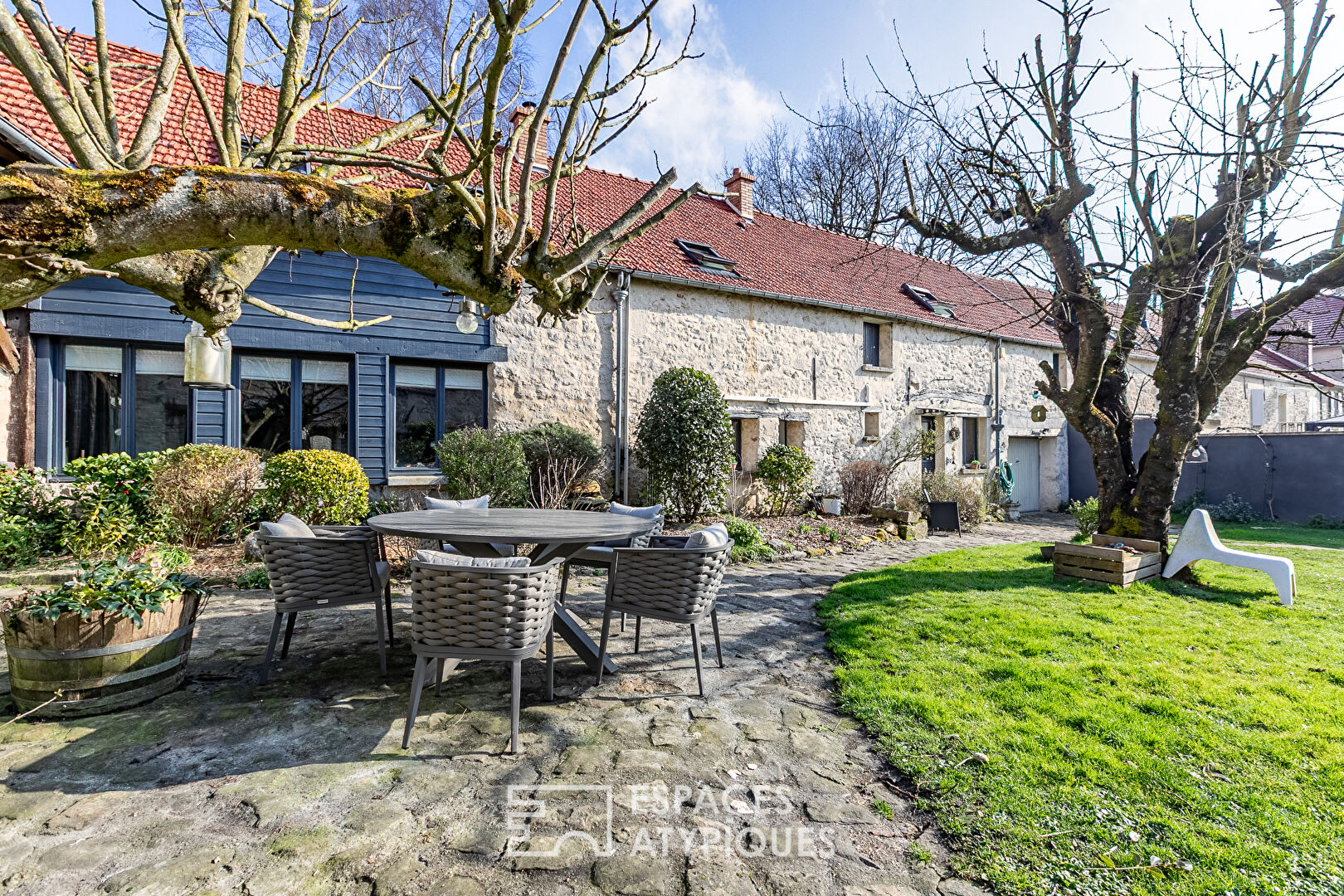 Longère en pierre avec jardin, piscine et dépendances près de Senlis