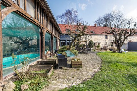 Longère en pierre avec jardin, piscine et dépendances près de Senlis