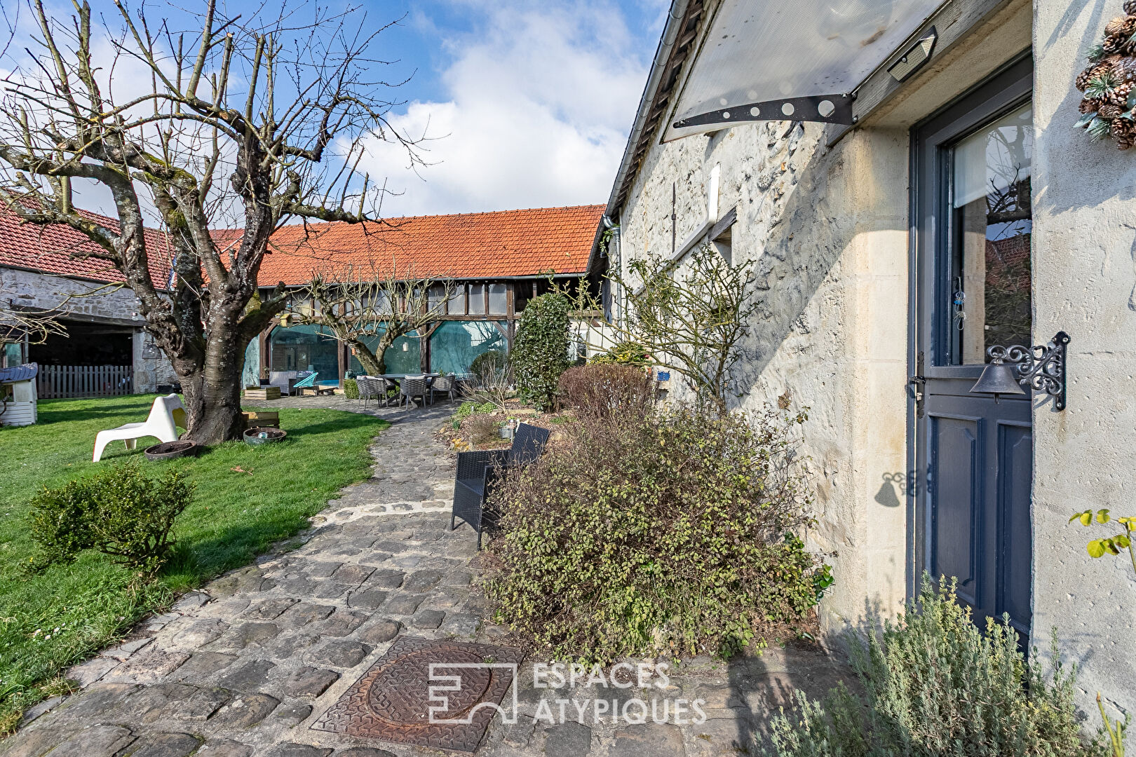 Longère en pierre avec jardin, piscine et dépendances près de Senlis